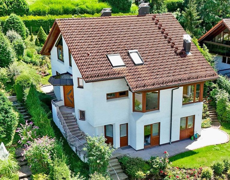 EXKLUSIVES EINFAMILIENHAUS MIT SCHWIMMHALLE
